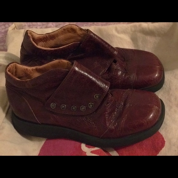 boys burgundy shoes